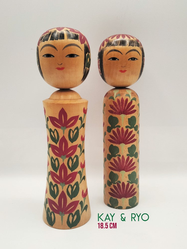 Couple de kokeshi traditionnelles